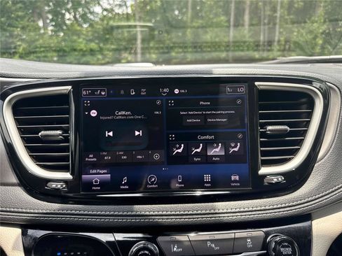 Used 2023 Chrysler Pacifica Touring-L FWD image 21