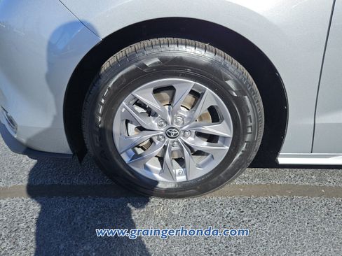 Used 2024 Toyota Sienna XLE FWD image 9