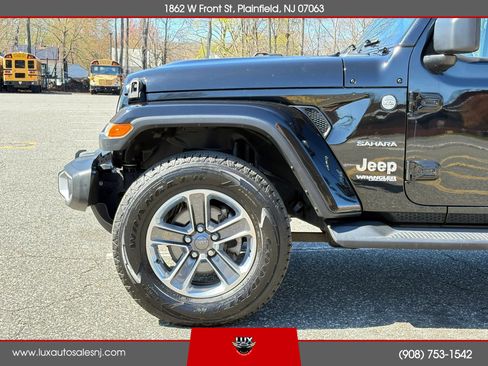 Used 2018 Jeep Wrangler Unlimited Sahara w/ Dual Top Group AWD/4WD image 10