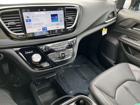 New 2026 Chrysler Pacifica Select image 12