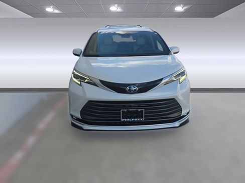 Used 2025 Toyota Sienna Platinum image 5