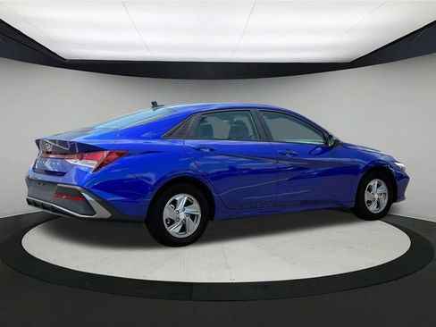 New 2025 Hyundai Elantra SE image 8