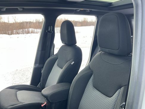 Used 2021 Jeep Renegade Latitude w/ Sun & Sound Group image 19