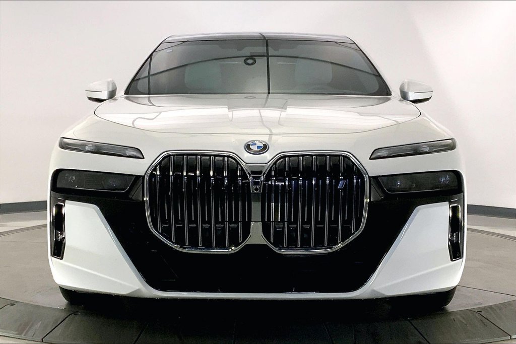 Certified 2023 BMW i7 xDrive60 AWD/4WD image 2