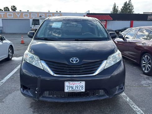Used 2011 Toyota Sienna LE image 2