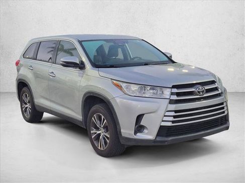 Used 2019 Toyota Highlander LE FWD image 3