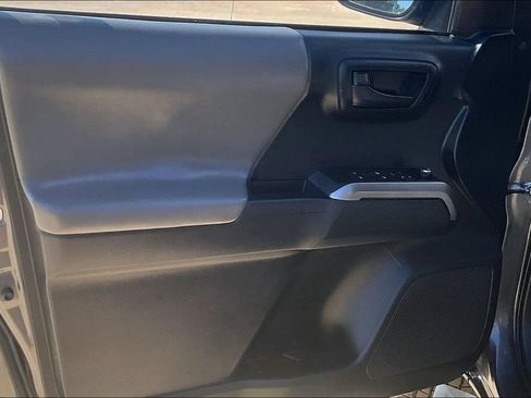 Used 2018 Toyota Tacoma SR5 RWD image 22