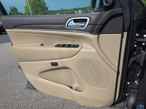Used 2017 Jeep Grand Cherokee Overland AWD/4WD image 23