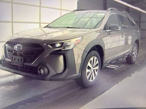 Used 2024 Subaru Outback Premium AWD/4WD image 2