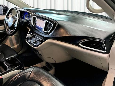 Used 2017 Chrysler Pacifica Touring-L image 28
