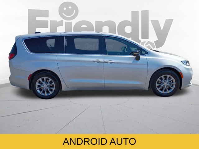 Used 2026 Chrysler Pacifica Limited FWD image 5