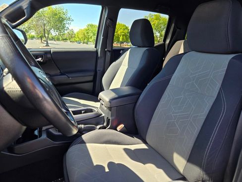 Used 2021 Toyota Tacoma TRD Off-Road w/ Technology Package AWD/4WD image 16