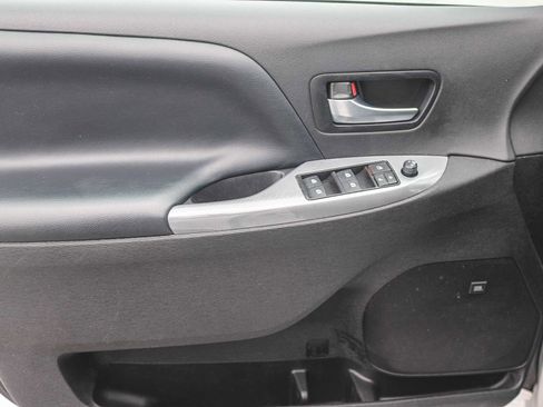 Used 2020 Toyota Sienna SE w/ SE Preferred Package FWD image 21