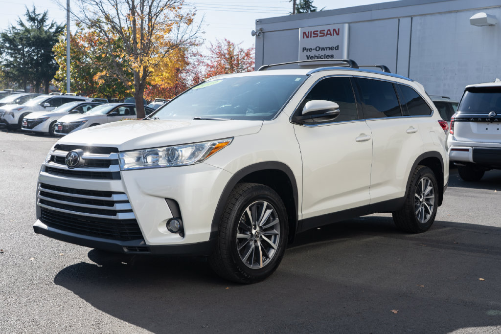 Used 2019 Toyota Highlander XLE AWD/4WD image 3