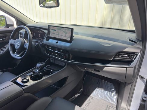 Used 2024 Nissan Rogue SL AWD/4WD image 13