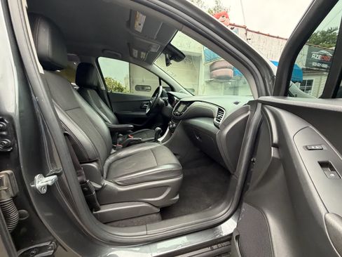 Used 2018 Chevrolet Trax LT w/ LT Convenience Package AWD/4WD image 30