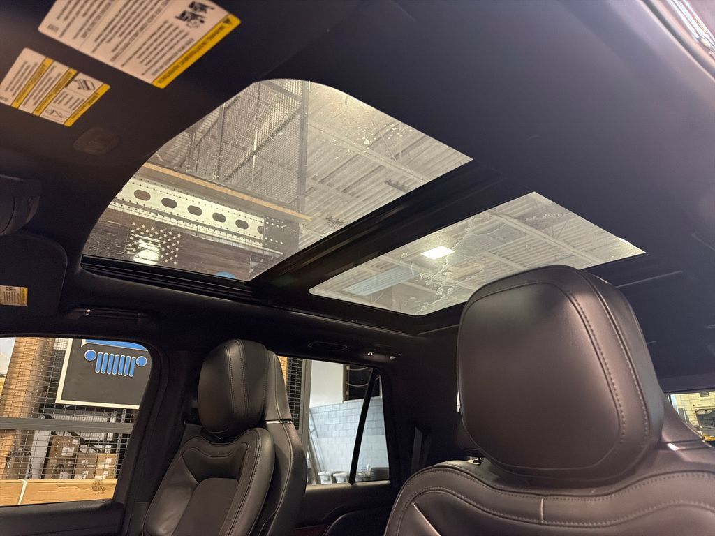 Used 2018 Lincoln Navigator Reserve w/ Technology Package AWD/4WD image 3