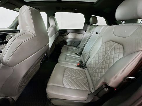 Used 2022 Audi SQ7 Premium Plus w/ SQ7 Executive Package image 4