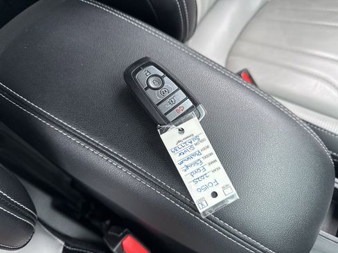 Used 2025 Ford Escape Platinum w/ Premium Technology Package AWD/4WD image 32