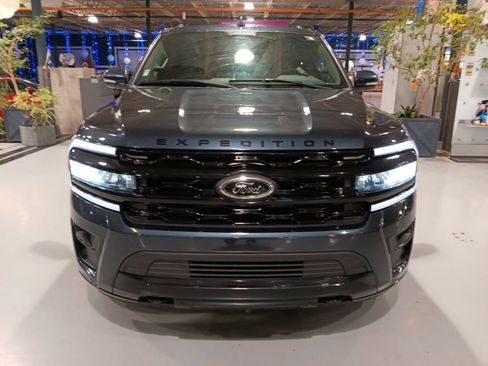 Used 2024 Ford Expedition Limited AWD/4WD image 3