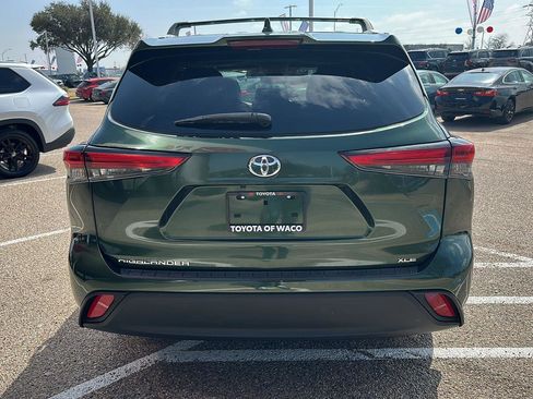 Used 2023 Toyota Highlander XLE image 4