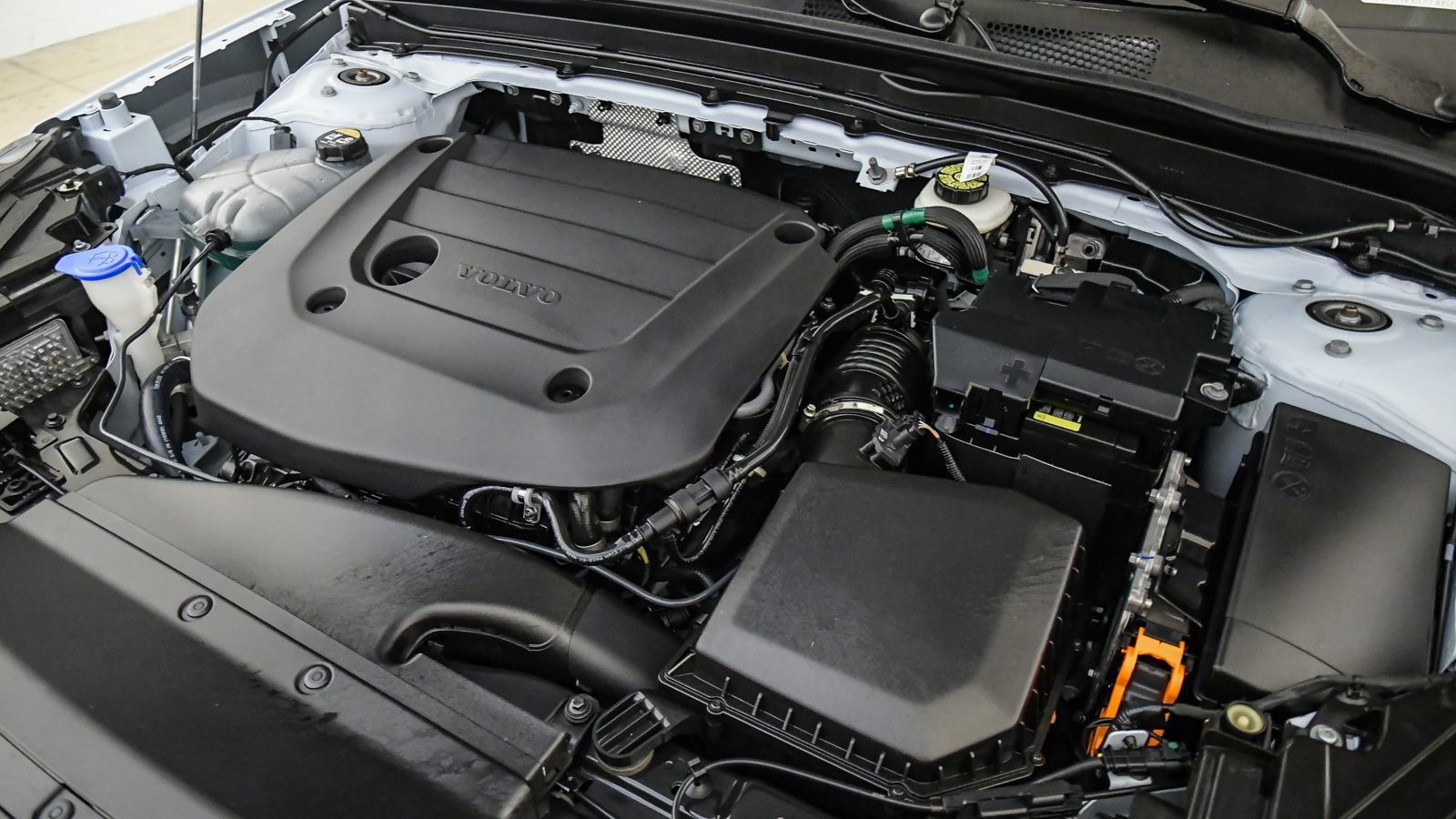 Certified 2026 Volvo XC40 B5 Plus AWD/4WD image 28