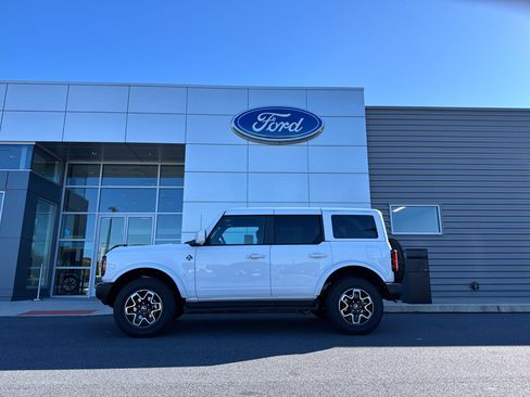 New 2025 Ford Bronco Outer Banks image 9