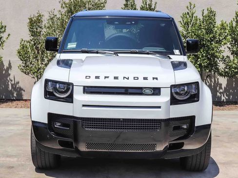 Used 2025 Land Rover Defender 130 X-Dynamic SE AWD/4WD image 2