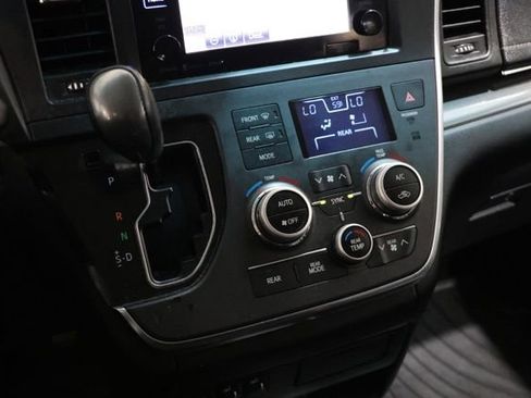 Used 2017 Toyota Sienna SE Premium FWD image 28