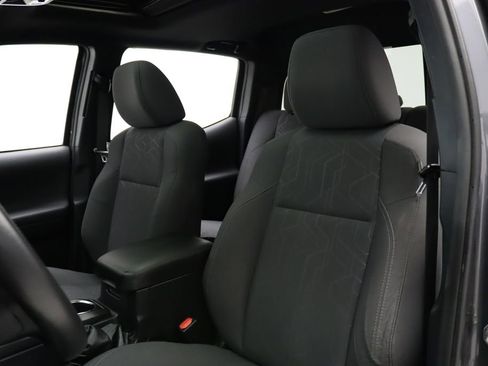 Used 2017 Toyota Tacoma TRD Sport image 13