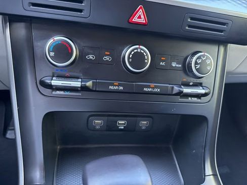 Used 2024 Kia Carnival LX FWD image 35