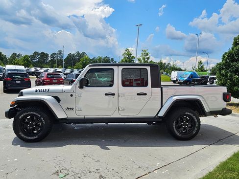 Used 2023 Jeep Gladiator Sport AWD/4WD image 4