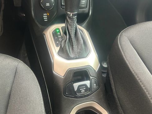 Used 2017 Jeep Renegade Latitude AWD/4WD image 10