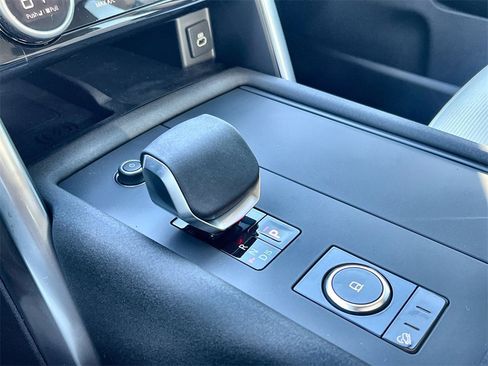 Certified 2025 Land Rover Discovery S image 28