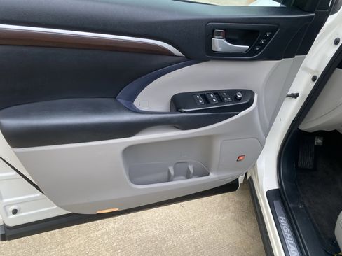 Used 2015 Toyota Highlander Limited Platinum image 16