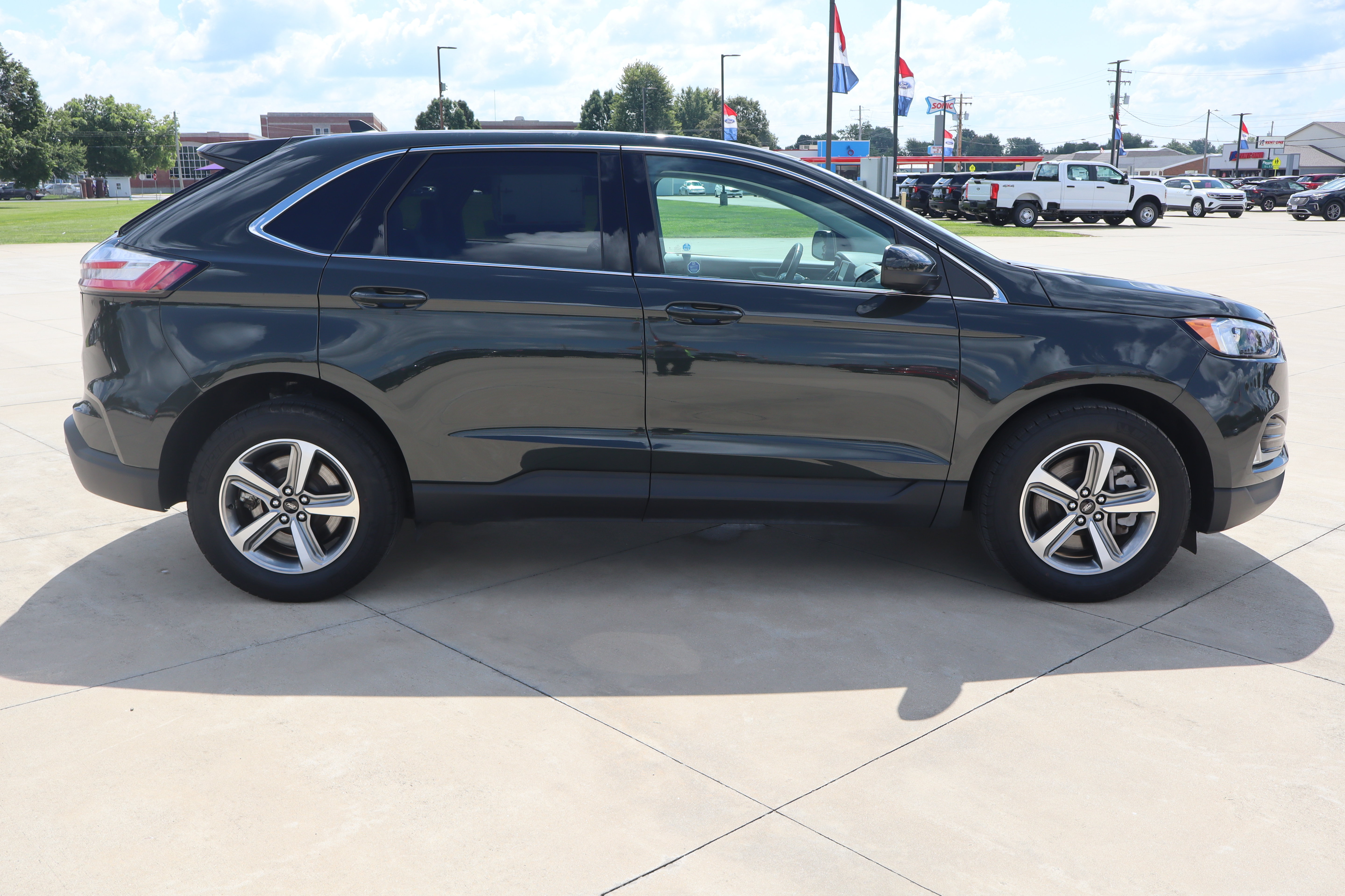 Used 2024 Ford Edge SEL w/ Convenience Package AWD/4WD image 4