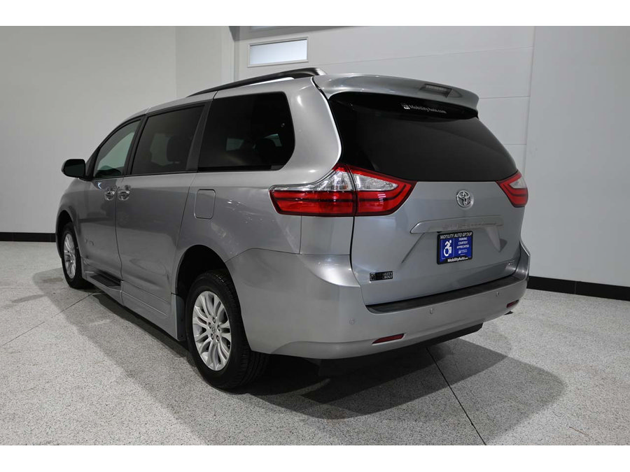 Used 2015 Toyota Sienna XLE w/ XLE Navigation Package FWD image 8