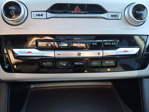 Used 2022 Ford Explorer XLT w/ Equipment Group 202A image 25