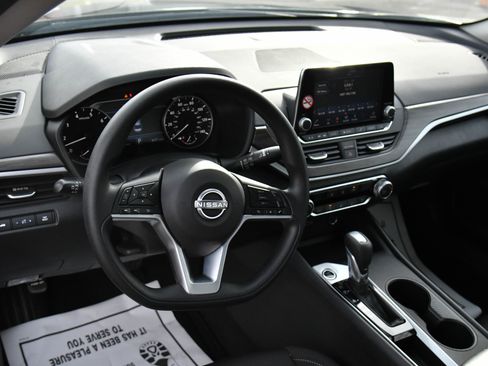 Used 2025 Nissan Altima 2.5 SV image 14