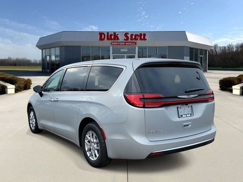 New 2026 Chrysler Pacifica Select image 3