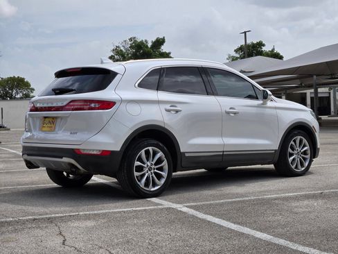 Used 2017 Lincoln MKC Select w/ Select Plus Package FWD image 4