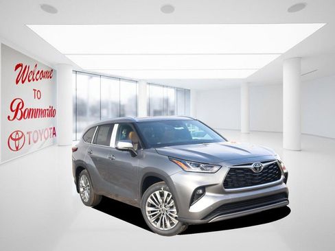 New 2026 Toyota Highlander Platinum image 2