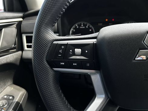 Used 2025 Mitsubishi Outlander SE FWD image 13