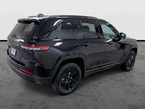 New 2025 Jeep Grand Cherokee Altitude image 4