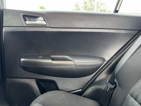 Used 2020 Kia Sportage LX image 19