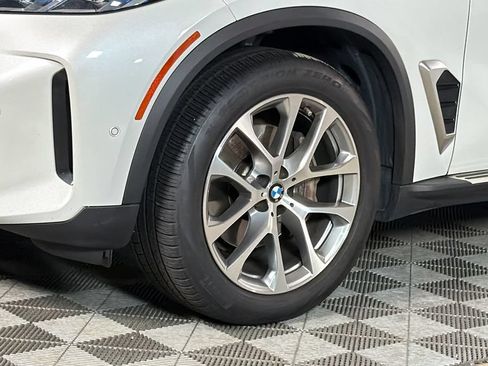 Used 2024 BMW X5 xDrive40i w/ Premium Package AWD/4WD image 4