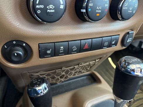 Used 2012 Jeep Wrangler Unlimited Sahara w/ Connectivity Group AWD/4WD image 11