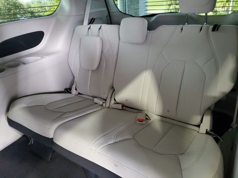 Used 2017 Chrysler Pacifica LX FWD image 11
