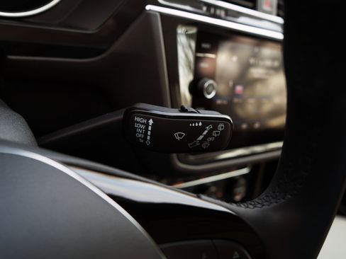 Used 2020 Volkswagen Tiguan SE w/ Panoramic Sunroof Package image 24