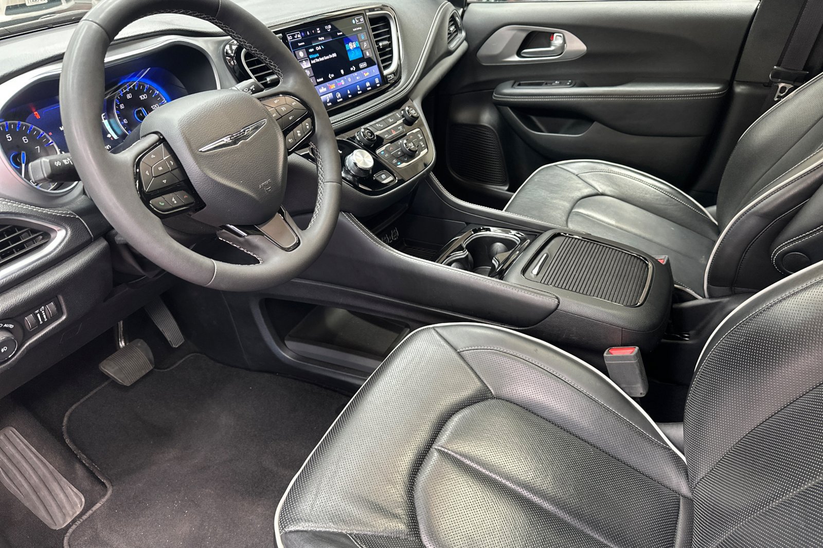 Used 2025 Chrysler Pacifica Limited FWD image 13